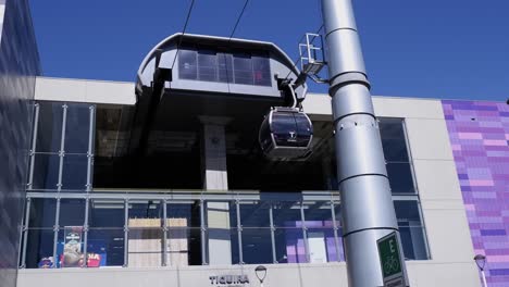 Teleferico-cable-cars-arrive-and-depart-from-station-in-La-Paz-Bolivia