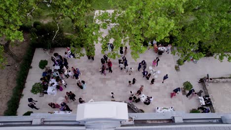 Vista-De-Arriba-Hacia-Abajo-De-Los-Invitados-En-Un-Patio-De-Bodas-Al-Aire-Libre.