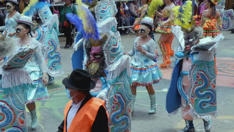 Tänzer-In-Schlangenkostümen-Auf-Der-Paradestrecke-Beim-Karneval-In-Oruro-In-Bolivien