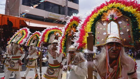 Aufwändige-Einheimische-Schamanentänzer-Beim-Karnevalsumzug-In-Oruro-In-Bolivien