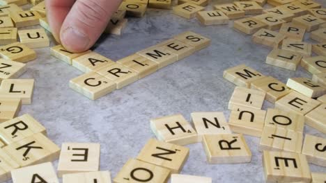 Scrabble-Steine-Wurden-Dem-Wort-„Crimes“-Hinzugefügt,-Um-Ein-Kreuzworträtsel-Mit-Kriegsverbrechen-Zu-Bilden