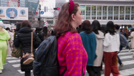La-Gente-Cruza-La-Famosa-Intersección-En-Shibuya,-Tokio,-Japón---Toma-De-Seguimiento