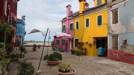 Wäsche-Hängt-Zum-Trocknen-An-Der-Wäscheleine-In-Einem-Farbenfrohen-Viertel,-Insel-Burano,-Venedig,-Italien