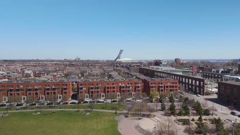 Drohnenflug-über-Dem-Stadtteil-Hochelaga-Maisonneuve-Nähert-Sich-Dem-Olympiastadion-In-Montreal