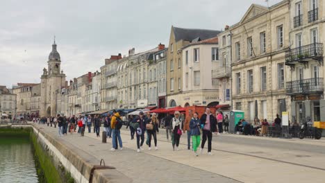 Menschen,-Die-Am-Ufer-Des-Alten-Hafens-Von-La-Rochelle-Spazieren