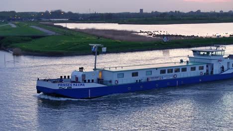 Schiff-Princess-Maxima-Kreuzt-Auf-Dem-Fluss-In-Alblasserdam,-Niederlande-–-Drohnenaufnahme