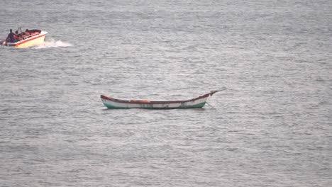 Barco-Flotante-En-La-Playa-De-Versova-En-Mumbai,-Maharashtra.