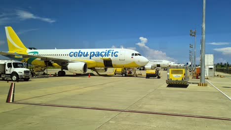 Cebu-Pacific-Airplane-Ready-For-Boarding-on-Boracay-Airport,-Philippines,-Malay,-Aklan