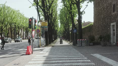 Cruce-Peatonal-En-El-Casco-Antiguo-De-Bassano-Del-Grappa-En-Véneto,-Norte-De-Italia