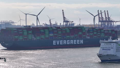 Containerschiff-Und-Fähre-In-Hoek-Van-Holland,-Niederlande---Drohnenaufnahme