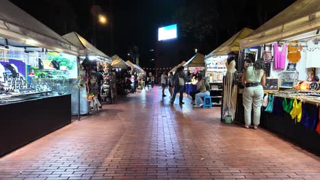 Night-market-in-El-Poblado,-Medellin-with-vibrant-stalls-and-shoppers