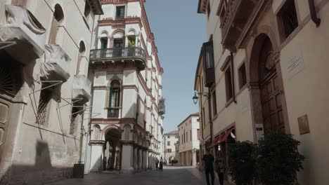 La-Gente-En-La-Calle-Angosta-De-Bassano-Del-Grappa-En-Vicenza,-Italia