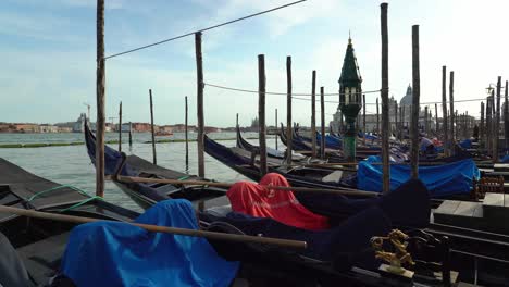 Gondoliere-Bereiten-Sich-Auf-Die-Abfahrt-Mit-Traditionellen-Gondeln-Auf-Dem-Canale-Grande-In-Venedig-Am-Frühen-Morgen-Vor