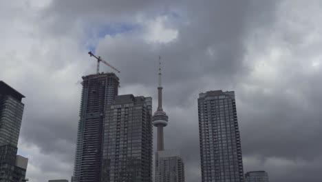 Skyline-Der-Innenstadt-Von-Toronto,-Nach-Unten-Geneigte-Aufnahme