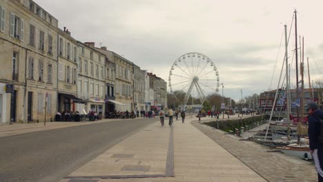 Die-Straße-In-Der-Nähe-Des-Yachthafens-Von-La-Rochelle-Mit-Einem-Riesenrad-In-Der-Ferne