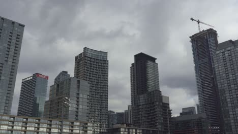 Skyline-Der-Innenstadt-Von-Toronto-Mit-Hochhäusern,-Kran-Bewegt-Sich-Auf-Der-Baustelle