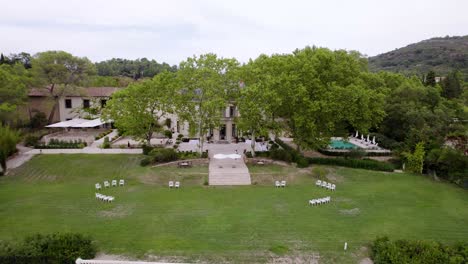 Toma-Aérea-De-Un-Sereno-Lugar-Para-Celebrar-Bodas-En-La-Exuberante-Campiña-De-Montpellier,-Francia.