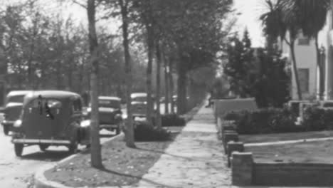Vintage-Straßenszene-Der-1930er-Jahre-Mit-Geparkten-Autos-Und-Bäumen-An-Einem-Sonnigen-Nachmittag