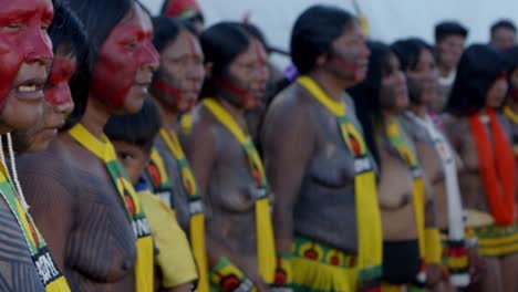 Hombres-Y-Mujeres-Indígenas-En-Las-Calles-De-Brasilia-Para-Defender-Sus-Derechos