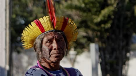 Un-Hombre-Indígena-Amazónico-Con-Un-Tocado-De-Plumas-En-La-Policía-El-30-De-Marzo.