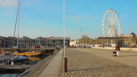 Das-Große-Weiße-Riesenrad-Am-Alten-Hafen-In-La-Rochelle