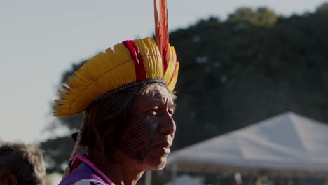 Un-Hombre-Nativo-Amazónico-Con-Tocado-Colorido-En-La-Policía-El-30-De-Marzo.