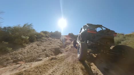 Luftbild-FPV-ATV-Fahrt-Durch-Wüstenlandschaft-In-Arizona