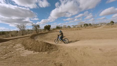 Luft-FPV-Verfolgt-Motocross-Fahrer-über-Dirt-Track-Kurs-In-Taylor,-Arizona
