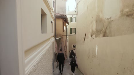 Couple-Walking-On-The-Narrow-Streets-In-The-Ancient-Town-Of-Bassano-del-Grappa,-Veneto-In-Northern-Italy