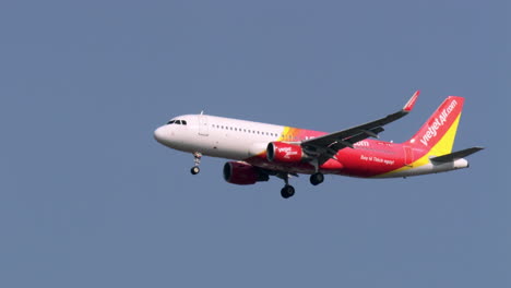 Volando-En-El-Aire-Mientras-Desciende-Desde-El-Aeropuerto-Internacional-De-Suvharnabhumi-Ubicado-En-Bangkok,-Tailandia