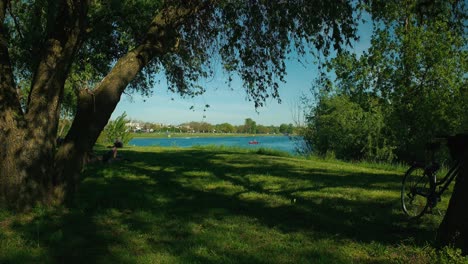 Ruhiger-Blick-Auf-Den-Jarun-See,-Mit-Einem-Fahrrad,-Das-An-Einem-Baum-Lehnt