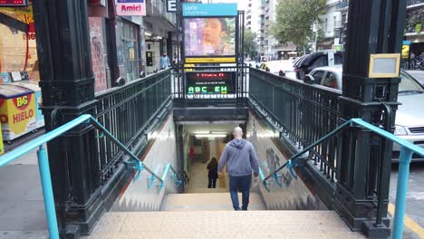 Weißer-Mann-Geht-Schnell-Zum-U-Bahn-Eingang-In-Der-Geschäftigen-Straße-Der-Lateinamerikanischen-Stadt-Buenos-Aires,-öffentliche-Verkehrsmittel-In-Der-Rivadavia-Avenue