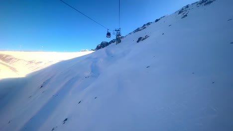 Almaty-Dejar-Las-Cabinas-Del-Teleférico-En-La-Estación-Mittelstation,-Cuya-Altura