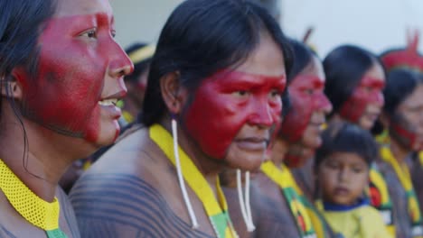 Primer-Plano-De-Las-Caras-Pintadas-De-Los-Nativos-Amazónicos-En-La-Marcha-De-Protesta.