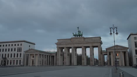 Die-Atmosphäre-Des-Frühen-Morgens,-Das-Verlassene-Brandenburger-Tor-In-Berlin