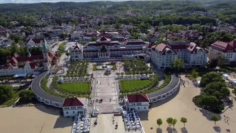 Elegant-Seaside-Square-Near-Wooden-Pier-At-Skwer-Kuracyjny-In-Sopot,-Poland