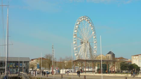 Das-Große-Weiße-Riesenrad-Ist-Eine-Attraktion-In-Der-Nähe-Des-Yachthafens-Von-La-Rochelle