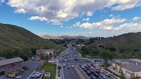 Drohnenflug-über-Den-Verkehr-Auf-Der-Railroad-Canyon-Road-Und-Der-Canyon-Hills-Road-In-Lake-Elsinore,-Kalifornien.-Der-Verkehr-Stoppte-An-Der-Ampel,-Bevor-Er-Anfing,-Wolken-über-Uns-Aufzusteigen.