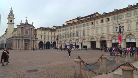 Die-Piazza-San-Carlo-Ist-Von-Wunderschönen-Gebäuden-Und-Denkmälern-Gesäumt,-Darunter-Die-Barocken-Kirchen-Santa-Cristina-Und-San-Carlo-Sowie-Die-Alten-Cafés