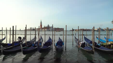 Venezianische-Ruderer-Gondoliere-Bereiten-Ihre-Gondeln-Für-Den-Arbeitstag-In-Venedig-Vor