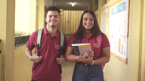 Dos-Jóvenes-Hondureños-Sonriendo-Y-Mirando-A-La-Cámara-En-La-Escuela,-Estudiantes-Latinos-Hombre-Y-Mujer