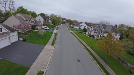 American-Suburb-Neighborhood-with-beautiful-front-yards-and-blooming-trees-in-spring