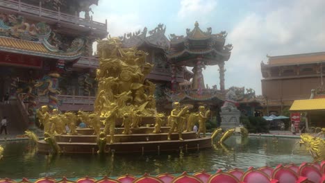 Die-Goldene-Skulptur-Eines-Chinesischen-Gottes-Namens-Ne-Zha-Oder-Na-Jasa-Vor-Dem-Hauptgebäude-Des-Na-Jasa-Tai-Chue-Schreins-In-Ang-Sila,-Provinz-Chon-Buri-In-Thailand