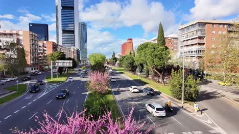 Wunderschöner-Frühling-In-Madrid-Mit-Farbenfroher-Aussicht-Auf-Moderne-Wolkenkratzer