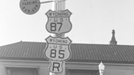 Historische-US-Autobahnschilder-An-Einer-Kreuzung-Mit-Dem-Wyoming-Emblem-In-Den-1930er-Jahren