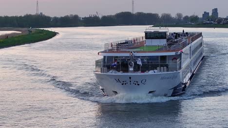 Ms-Monarca-Reina-Crucero-Fluvial-De-Lujo-Navegando-En-El-Río-Noord-En-Hendrik-ido-ambacht,-Países-Bajos