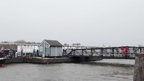 Passagiere-Beim-Aussteigen-Am-Greenwich-Pier-An-Einem-Bewölkten-Tag-Gesehen