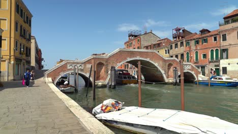 Sehr-Schöne-Rote-Ziegelsteinbogenbrücke-über-Den-Canale-Grande-In-Venedig