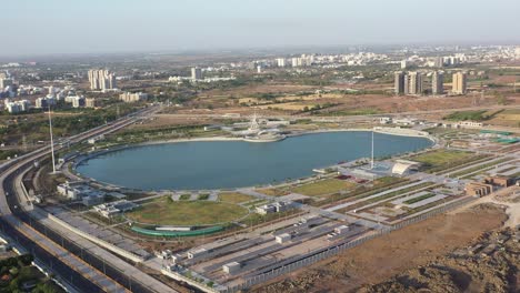 Pequeñas-Granjas-Y-áreas-Residenciales-Son-Visibles-Alrededor-Del-Lago