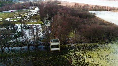 Torre-De-Observación-De-Aves-Inundada-En-El-Oeste-De-Suecia-Al-Atardecer,-Vista-Aérea